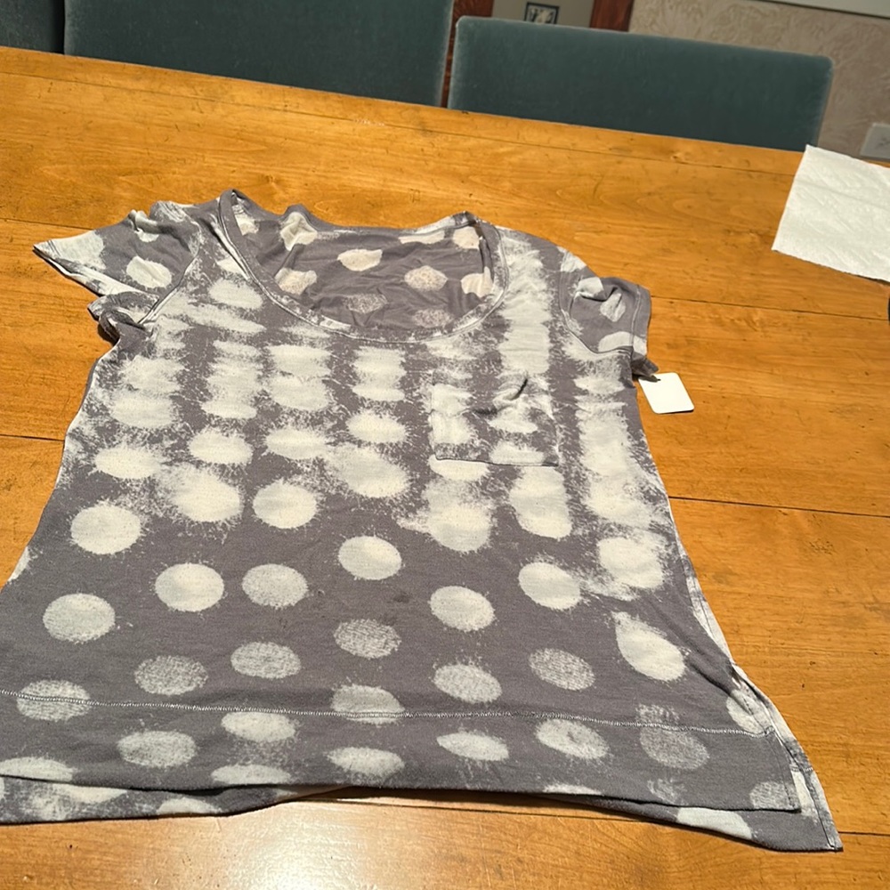 Cute grey/white Lululemon stretchy S/ sleeve sz 12,,, T sheet.Piling throughout